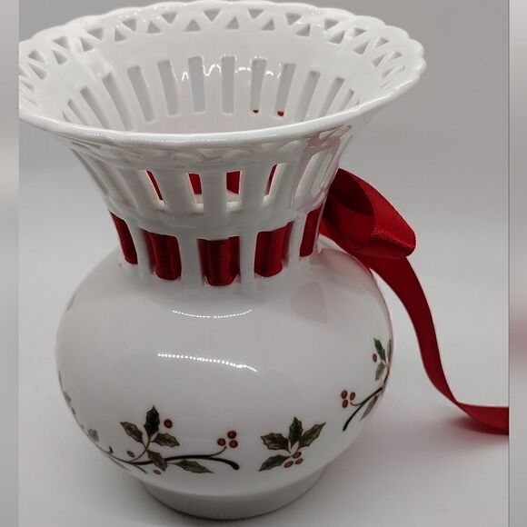 Mikasa Holiday Lace Vase - Picture 3 of 6